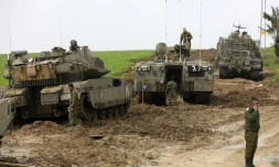 Des soldats israéliens et leurs chars surveillent la frontière avec la bande de Gaza, le 18 février 2018 