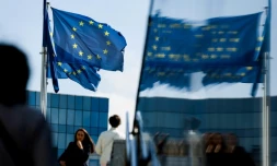 Piétons devant le siège de la Communauté européenne à Bruxelles le 23 septembre 2021
