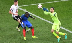 Le gardien de l'équipe de France Hugo Lloris s'interpose face à l'Allemagne en demi-finale de l'Euro à Marseille, le 7 juillet 2016