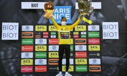 Le SlovÚne Primoz Roglic sur la 1re marche du podium de la 6e étape de Paris-Nice, entre Brignoles et Biot, le 12 mars 2021