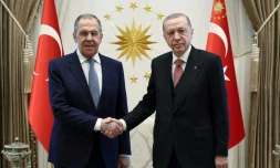 Le président turc Recep Tayyip Erdogan (D) et le ministre russe des Affaires étrangÚres Sergueï Lavrov (G) au palais présidentiel dans la capitale Ankara, le 7 avril 2023