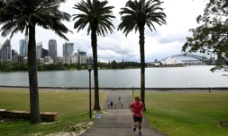 Des habitants de Sydney, ville la plus importante d'Australie, font du jogging le 13 septembre 2021 le long de la baie