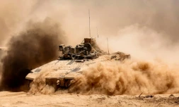 Un véhicule de combat israélien circule le long de la frontière entre la bande de Gaza et le sud d'Israël, le 29 juillet 2025
