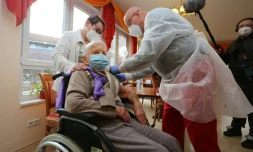 Edith Kwoizalla, 101 ans, reçoit la première dose de vaccin contre le coronavirus à Halberstadt, dans le nord de l'Allemagne le 26 décembre 2020.