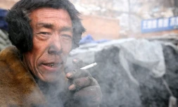 Un mineur fume une cigarette à Xi'an dans la province du Shaanxi, en Chine septentrionale, le 4 janvier 2007 
