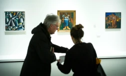 Des visiteurs de l'exposition de la collection de Serguei Chtchoukine est à la Fondation Vuitton à Paris, le 12 octobre 2016