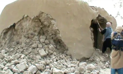 Capture d'écran d'une vidéo de jihadistes détruisant un ancien mausolée le 1er juillet 2012 à Tombouctou au Mal