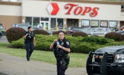 La police de Buffalo devant un supermarché Tops dans cette ville du nord de l'Etat de New York, où un homme armé de 18 ans a tué au moins 10 personnes, en majorité noires.