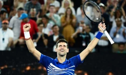 Le Serbe Novak Djokovic exulte après sa victoire face au Français Lucas Pouille en demi-finales de l'Open d'Australie, le 25 janvier 2019 à Melbourne