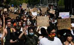 Des centaines de personnes manifestent, le 31 mai 2020, Ă Londres pour protester contre la mort aux Etats-Unis d'un Afro-amĂ©ricain de 46 ans, George Floyd, aprĂšs avoir Ă©tĂ© arrĂȘtĂ© par la police
