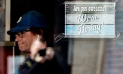 Une pancarte "On embauche" sur la vitre d'un restaurant d'Annapolis, le 12 mai 2021 dans le Maryland