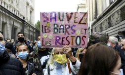 n homme brandit une pancarte proclamant "Sauvez les bars et les restos" lors d'une manifestation Ă Marseille le 25 septembre 2020