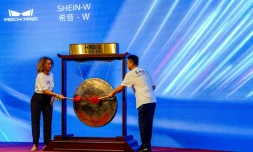 Des employés de Shein sonnent le gong pour marquer l'introduction du groupe à la Bourse de Hong Kong, le 1er septembre 2026