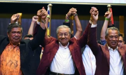 L'ancien Premier ministre malaisien et leader de l'opposition, Mahathir Mohamad, célÚbre sa victoire. Le 10 mai 2018 à Kuala Lumpur.