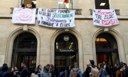 Des étudiants bloquent l'entrée de Sciences Po Paris le 18 avril à Paris en solidarité avec le mouvement de protestation dans les facultés