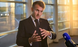 Le président français Emmanuel Macron s'exprime devant la presse à son arrivée à Saint-Pierre, dans l'archipel de Saint-Pierre-et-Miquelon, le 19 septembre 2026