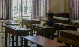 Un élève dans la classe vide de l'école Notre-Dame-de-Lourdes, où il est venu récupérer ses affaires, à Zahlé, dans le centre du Liban, le 30 juin 2020