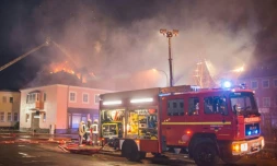 Les pompiers allemands tentent d'éteindre l'incendie qui a ravagé le 21 février 2016 un foyer pour migrants à Bautzen, prÚs de Dresde, dans l'ancienne RDA