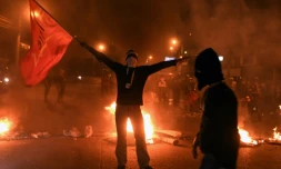 Des supporters du candidat à la présidentielle  Salvador Nasralla brûlent des barricades lors d'une manifestation à Tegucigalpa le 19 décembre 2017
