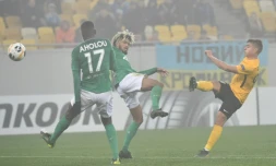 L'attaquant d'Olexandriya Maxim Zaderaka (d) égalise dans le temps additionnel devant les Stéphanois Mahdi Camara (c) et Jean-Eudes Aholou, en Ligue Europa, le 7 novembre 2019 à Lviv (Ukraine)