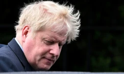 L'ex-Premier ministre britannique Boris Johnson devant chez lui à Londres, le 22 mars 2023