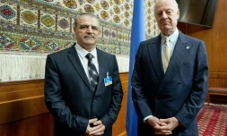 L'un des membres du HCN Asaad al-Zoabi et L'émissaire spécial de l'ONU sur la Syrie, Staffan de Mistura, le 2 février 2016 à GenÚve