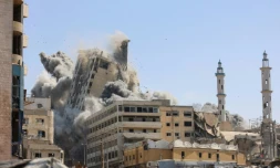 De la fumée s'élève après la destruction d'une tour par des frappes israéliennes dans la ville de Gaza, le 15 septembre 2025