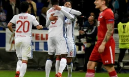 Le défenseur Mouctar Diakhaby fête son but avec Corentin Tolisso, dans le large succès de Lyon face à Az Alkmaar au Parc OL, le 23 février 2017