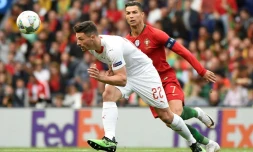 Le défenseur suisse Fabian Schar (g) devance la star du Portugal Cristiano Ronaldo auteur d'un triplé en demi-finale de la Ligue des Nations, le 5 juin 2019 à Porto