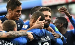 L'attaquant des Bleus Kylian Mbappé félicité par ses coéquipiers après son but contre le Pérou au Mondial, le 21 juin 2018 à Ekaterinbourg