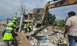 Des secouristes fouillent les décombres laissés par une meurtrière frappe israélienne la veille à Burj al-Shamali, près de Tyr, le 27 mai 2026