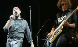 Bernie Bonvoisin (g) et Norbert Krief, dit "Nono", sur scène, le 8 juillet 2006 à Bobital en Bretagne