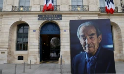 Un portrait de Robert Badinter devant le ministÚre de la Justice, sur la place VendÎme, à Paris, le 14 février 2024