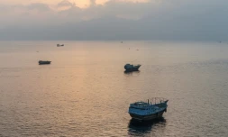 Des bateaux ancrés au large de la péninsule de Musandam, au nord d'Oman, près du détroit d'Ormuz, le 27 juin 2026