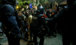 Des manifestants font face aux Mossos D'Esquadra, la police catalane, à Barcelone le 15 octobre 2019