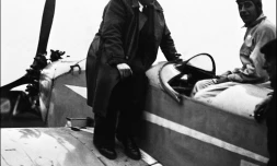 Photo non datée de l'aviateur Jean Mermoz (au centre)