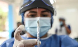 Une infirmiÚre prépare une dose du vaccin Sinovac contre le Covid-19 à Medellin en Colombie