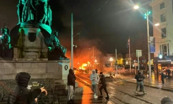 Une voiture et un bus incendiés par des émeutiers dans le centre de Dublin le 23 novembre 2023
