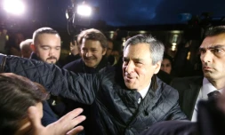 François Fillon serre la main de partisans,  accompagné de François Baroin à Troyes le 7 février 2017