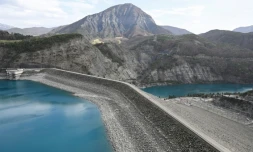 Le barrage hydroélectrique EDF du lac de Serre-Ponçon à Rousset, dans les Alpes françaises, le 29 mars 2023