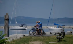 Des cyclistes devant le lac Champlain à Burlington (Vermont), le 29 juin 2021
