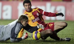 Hakan Sukur aux prises avec le gardien de but allemand Adler Rene le 13 février 2018 à Istanbul