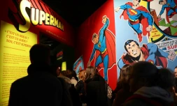 Des visiteurs de l'exposition "Superman, le héros aux mille et une vies" lors du 52ème Festival International de la Bande Dessinée à Angoulême, le 30 janvier 2025 en Charente