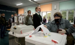 Une femme vote à Moscou au premier jour des élections législatives en Russie, le 17 septembre 2021