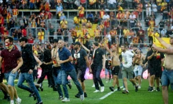 Les supporters lensois font irruption sur la pelouse lors du match Lens-Lille au Stade Bollaert, le 18 septembre 2021  