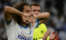 Le milieu de terrain français de l'Olympique de Marseille Matteo Guendouzi aprÚs la défaite et l'élimination de l'OM par le Panathinaikos en match retour du troisiÚme tour préliminare de la Ligue des champions, au stade Vélodrome de Marsielle le 15 août 2023