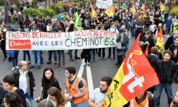 Etudiants, cheminots, personnels de santé et postiers manifestent dans le 13 arrondissement de Paris, le 13 avril 2018
