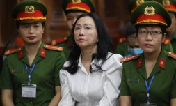 La milliardaire vietnamienne de l'immobilier, Truong My Lan (c), lors de son procĂšs au tribunal d'Ho Chi Minh-Ville, le 11 avril 2024