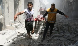 Des secours interviennent après des bombardements à Alep, en Syrie, le 29 avril 2016