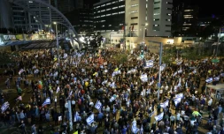Des Israéliens manifestent à Tel-Aviv pour réclamer du  gouvernement qu'il agisse pour obtenir la libération des otages retenus par le Hamas à Gaza, le 3 mai 2025